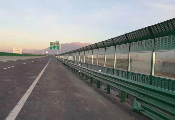 花季网站入口耐力板为什么适合做高速公路声屏障